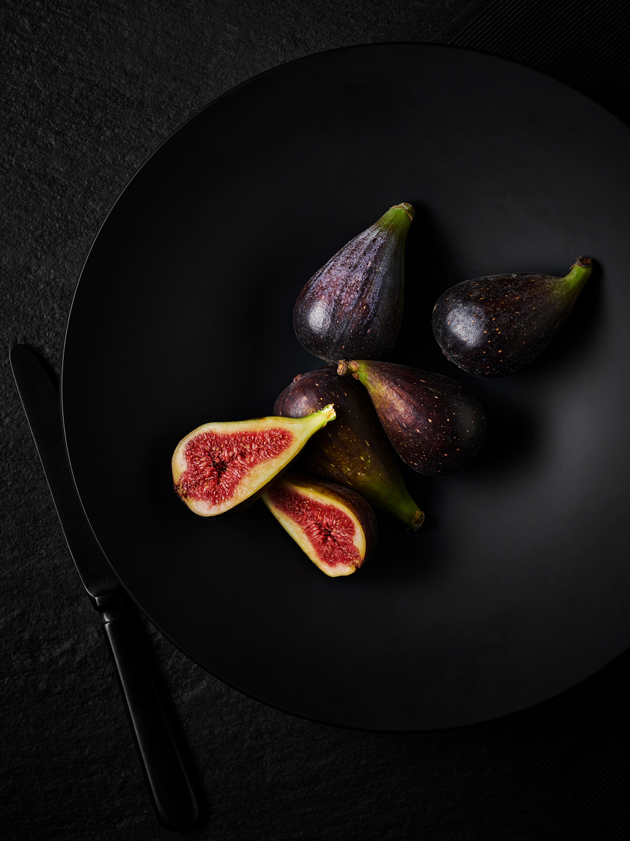 Titelbild Foodfotografie, Introbild der Webseite, Feigen auf schwarzem Hintergrund