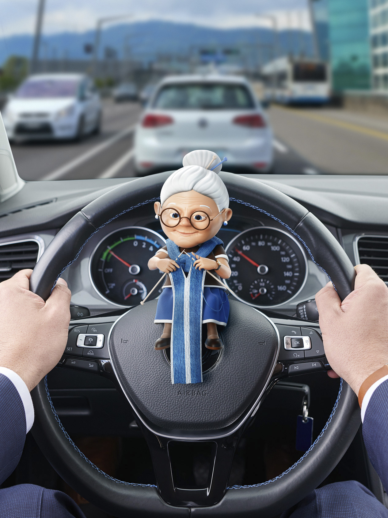 Beitragsbild Corporate, Werbefotografie, man am Autofahren in Zürich, mit Grossmutter auf dem Steuerrad