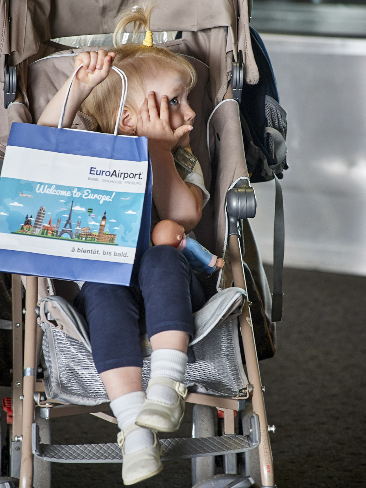 Beitragsbild Corporate, Reisefotografie, Flughafen, Basel Mulhouse, Euroairport, kind im Kinderwagen