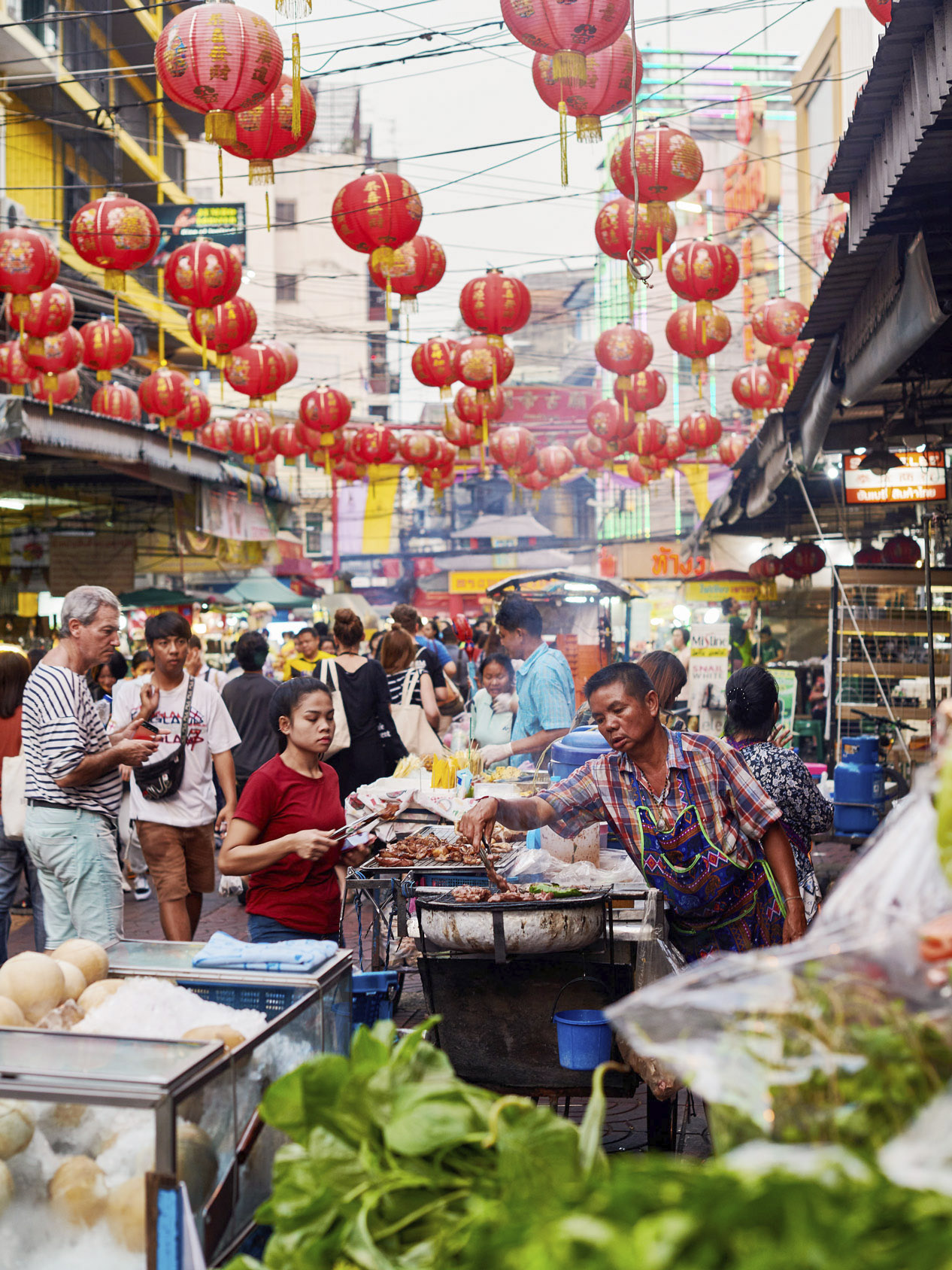 Beitragsbild Corporate, Reisefotografie, Chinatown, Foodstand, Streetfood, viele Leute, Rote Laternen
