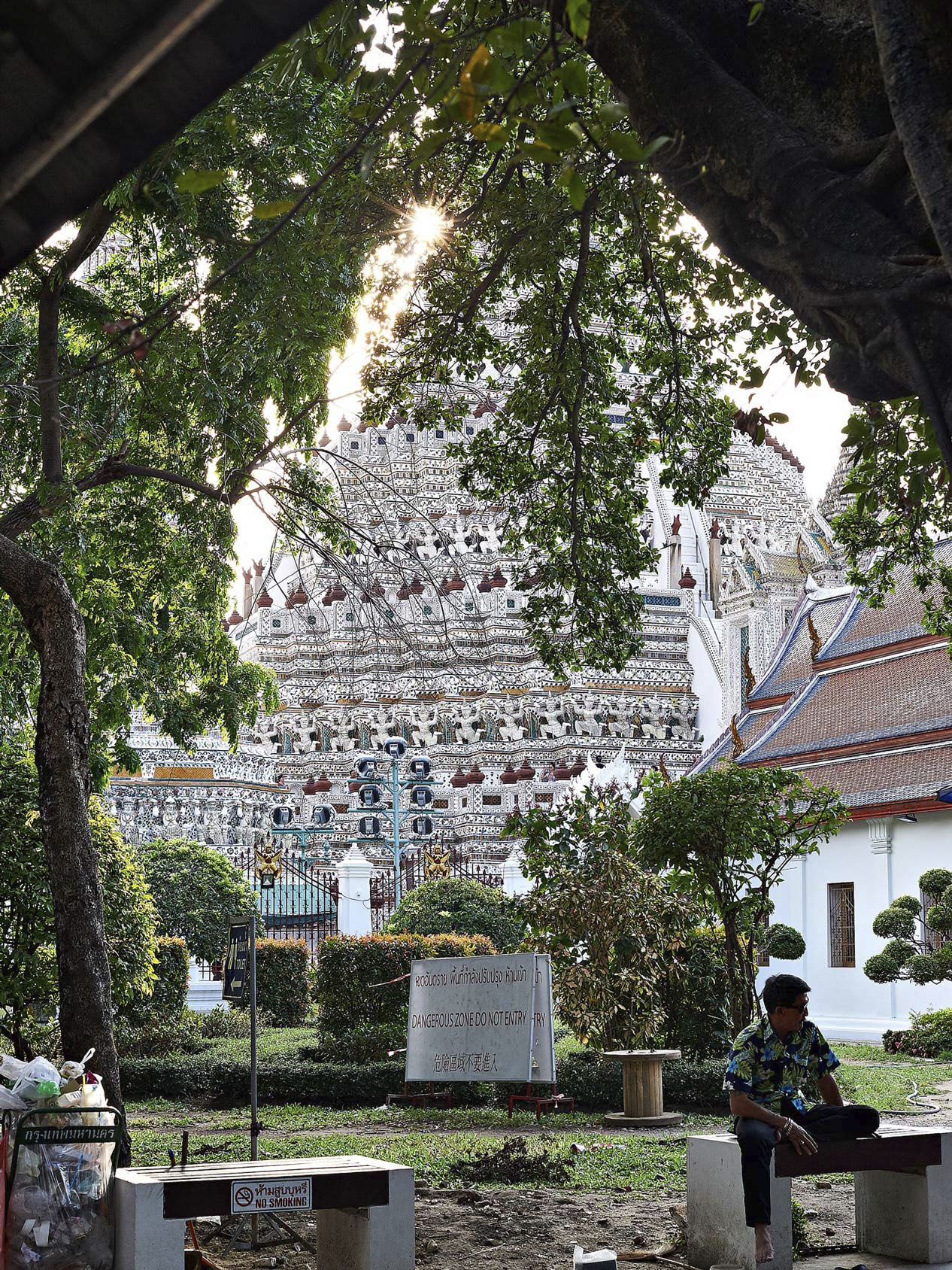 Beitragsbild Corporate, Reisefotografie, Wat Arun, Bangkok, Mann sitzt auf der Bank,