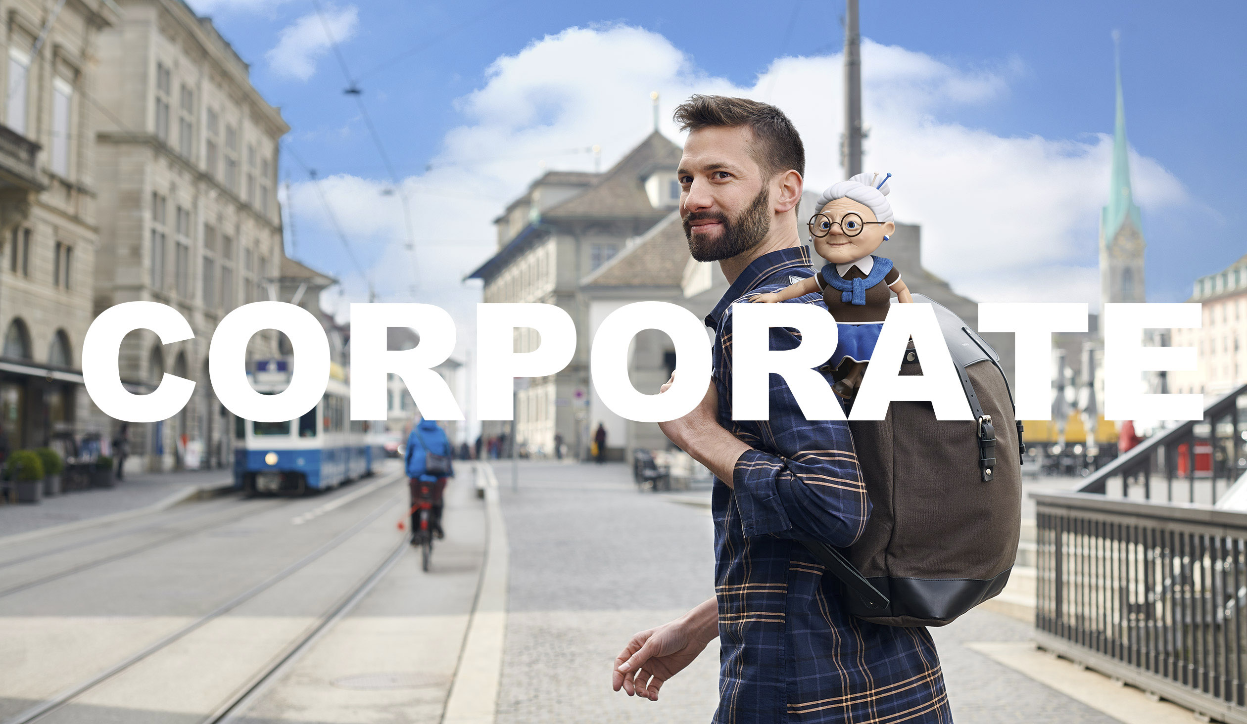 Titelbild Corporate Desktop, Werbefotografie, man überquert die strasse in Zürich, mit Grossmutter auf dem Rucksack