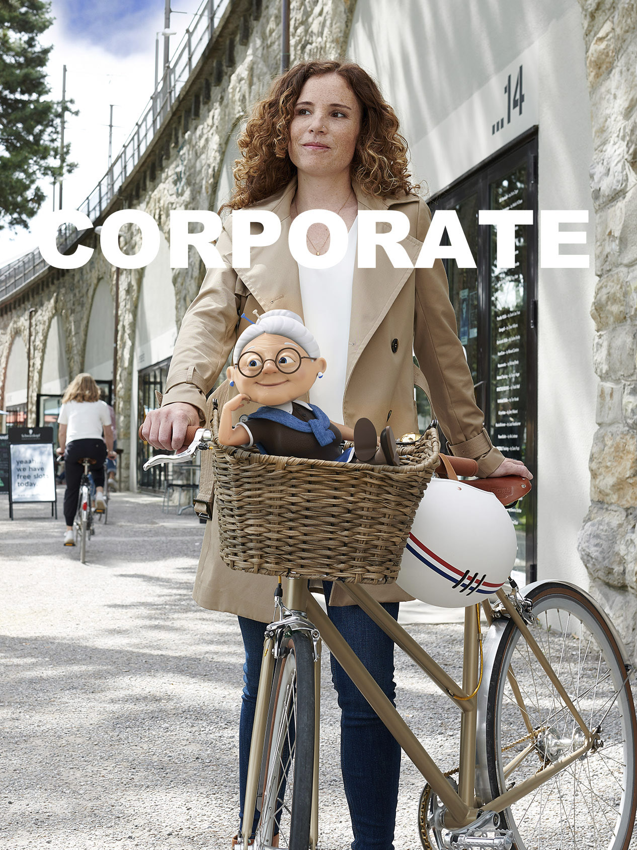 Titelbild Corporate Mobile, Werbefotografie, Frau mit Velo, Grossmutter im Velokorb, Zürich
