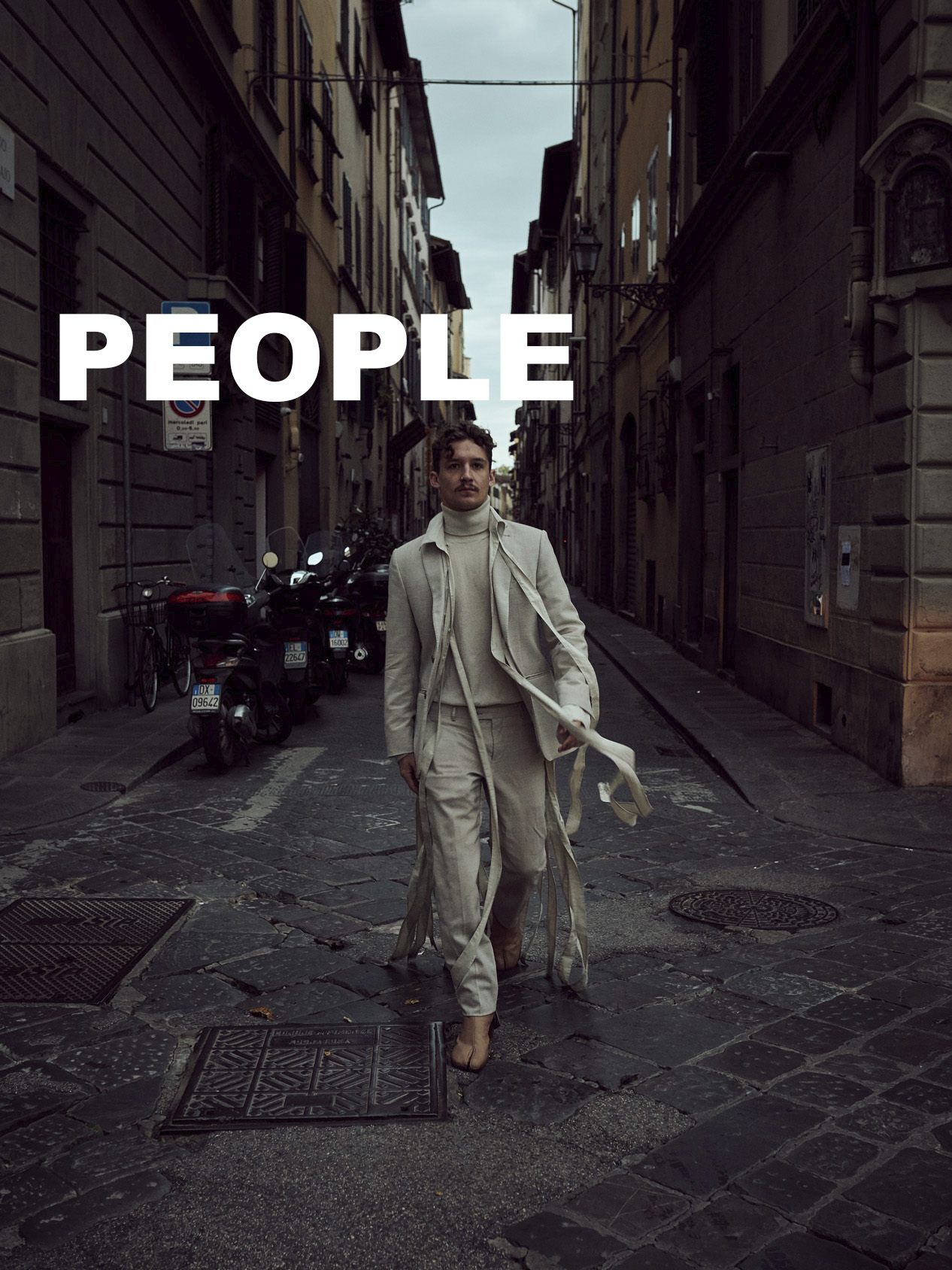 Titelbild People Mobile, Fashion, Noe Falchi, Street Shooting, Model Läuft auf Kamera zu, Florenz, Mode